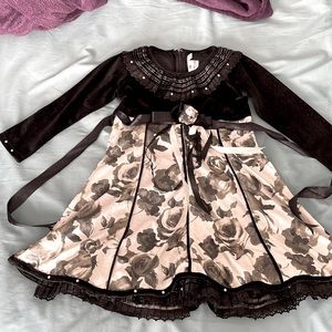 Hey guys, I’m selling a nice formal dress that has only been worn once.